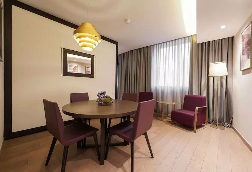 キングサイズベッドのスイートルーム, Doubletree By Hilton Hotel Yerevan City Centre