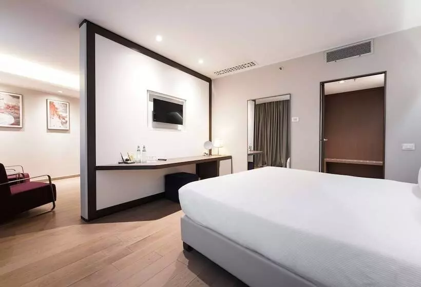 キングサイズベッドのスイートルーム, Doubletree By Hilton Hotel Yerevan City Centre