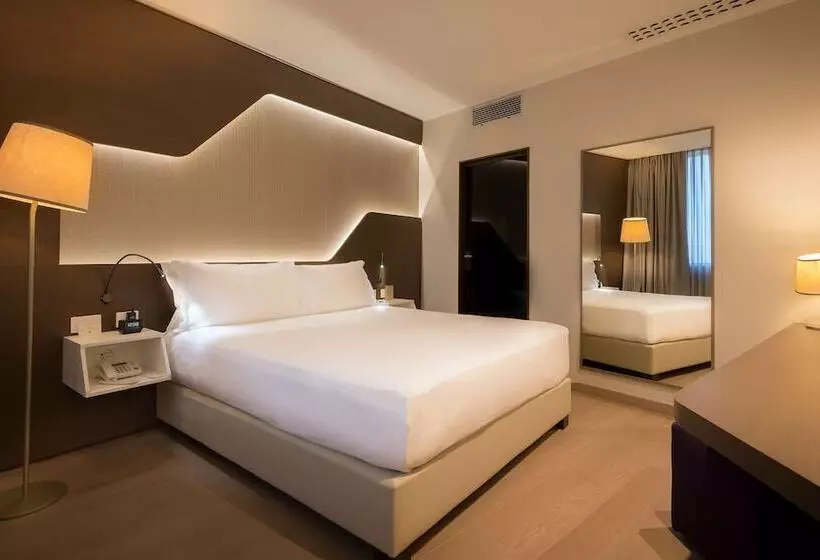 キングサイズベッドのスイートルーム, Doubletree By Hilton Hotel Yerevan City Centre