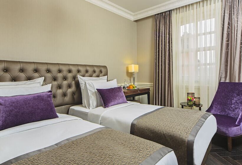 اتاق لوکس, Meroddi Bagdatliyan