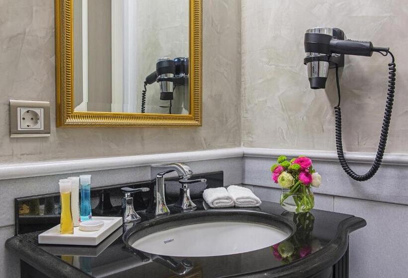 اتاق لوکس با تخت بزرگ, Meroddi Bagdatliyan