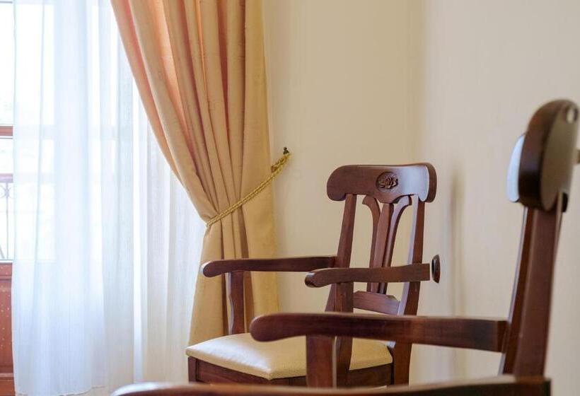 חדר קומפורט לשלושה, Vilelmine