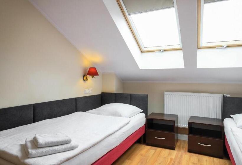 חדר סטנדרט לארבעה, Dworek Różany Hotel & Restauracja