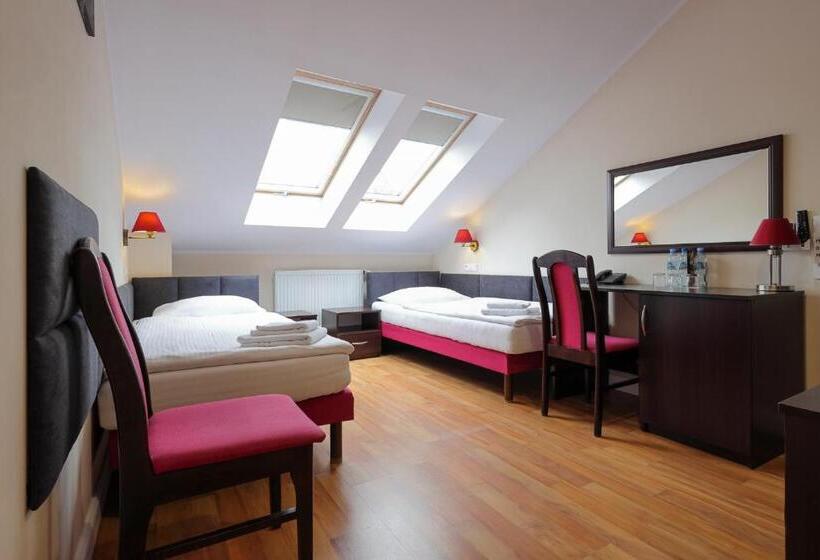 Четырехместный Номер Стандарт, Dworek Różany Hotel & Restauracja