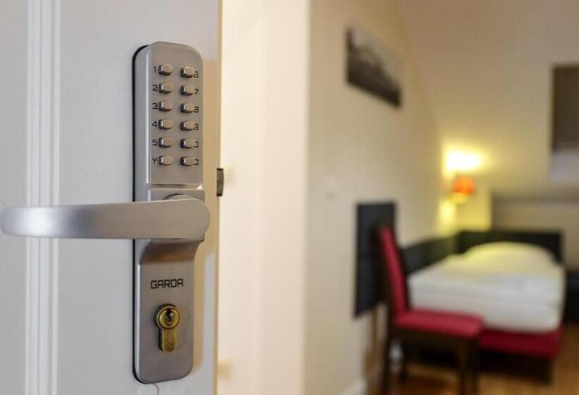 חדר סטנדרט לארבעה, Dworek Różany Hotel & Restauracja