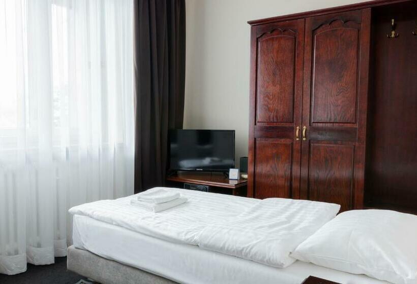 غرفة قياسية فردية, Hutnik