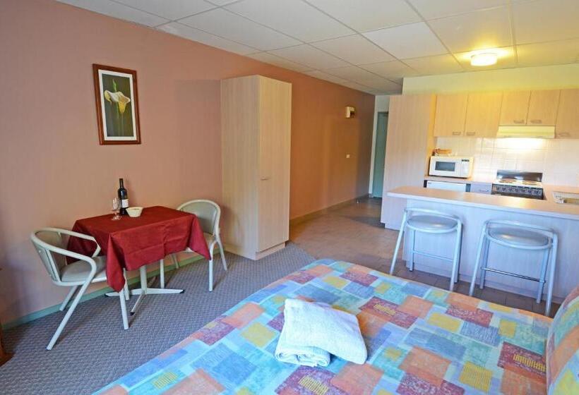 إستوديو ديلوكس, Falls Creek Country Club