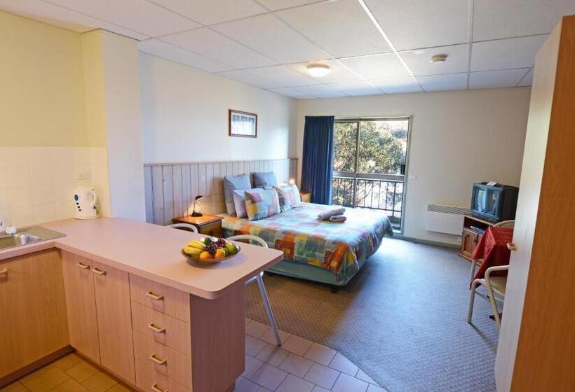 סטודיו דלוקס, Falls Creek Country Club