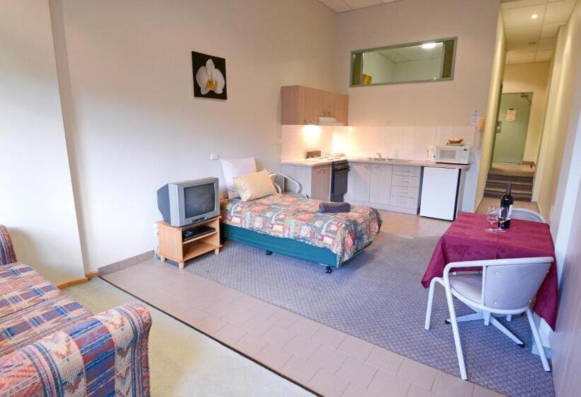 شقة غرفة واحدة, Falls Creek Country Club