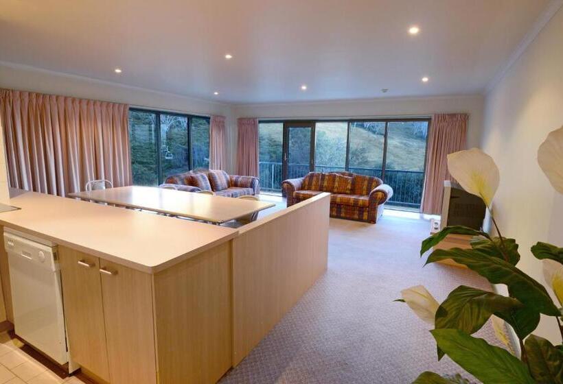 דירת שלושה חדרים, Falls Creek Country Club