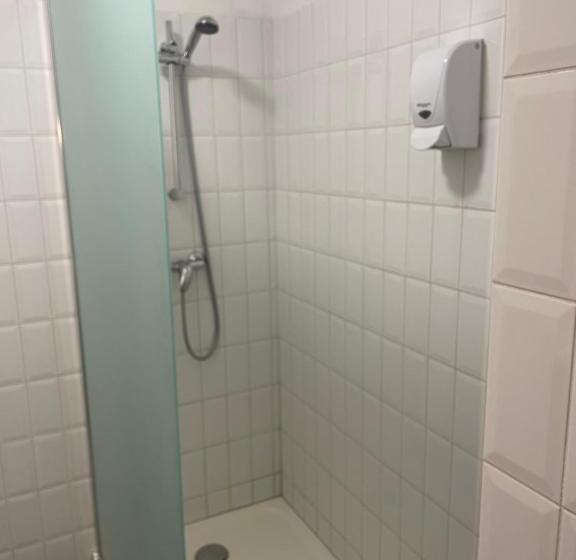 חדר סטנדרט לארבעה, Au Chapon Fin