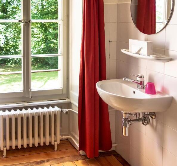 共用浴室的经济型房间, Chateau De Bossey