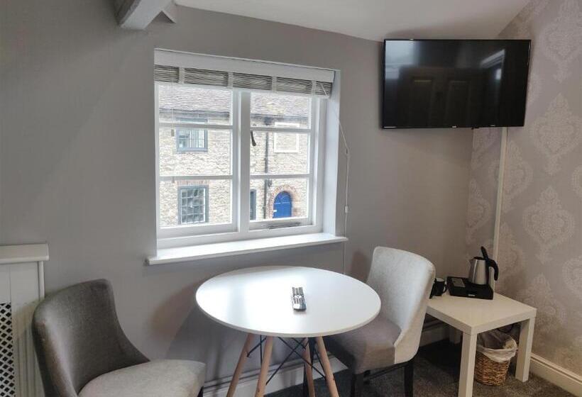 غرفة سوبيريور, The Fox