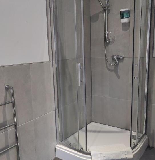 غرفة سوبيريور, The Fox