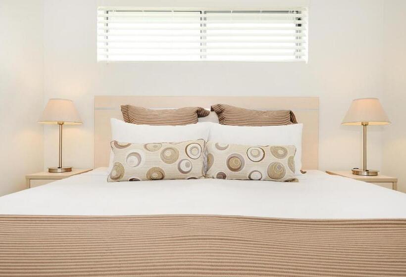 דירת חדר, Oaks Middlemount Suites