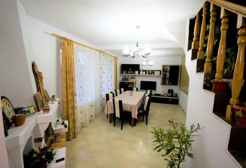 ４ベッドルームハウス, Casa Savu Secaria
