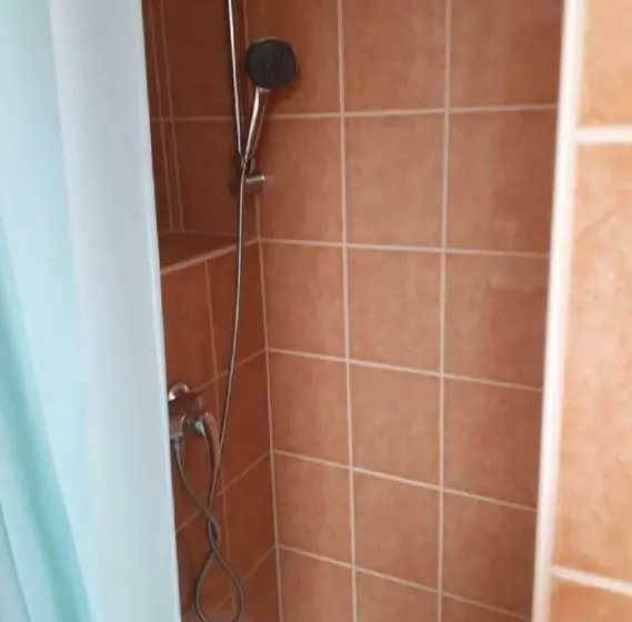 ファミリールーム, Tüttös Vendéghàz