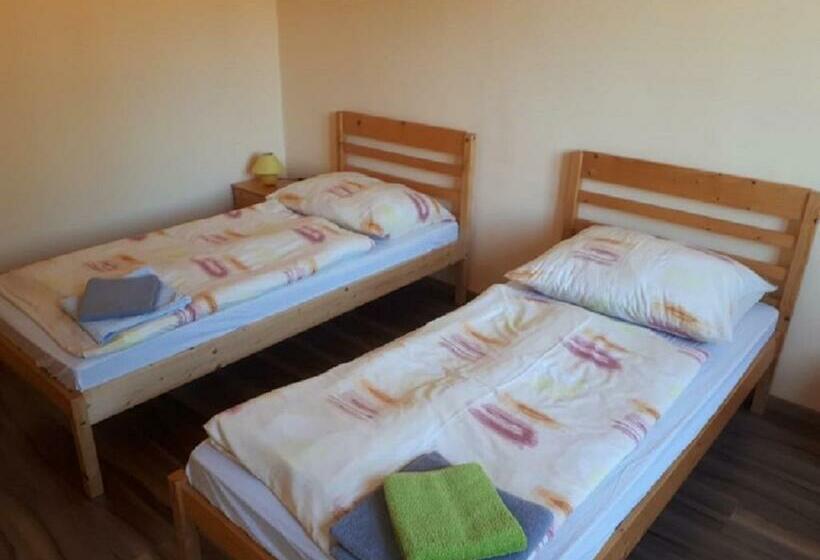 Семейный Номер, Tüttös Vendéghàz