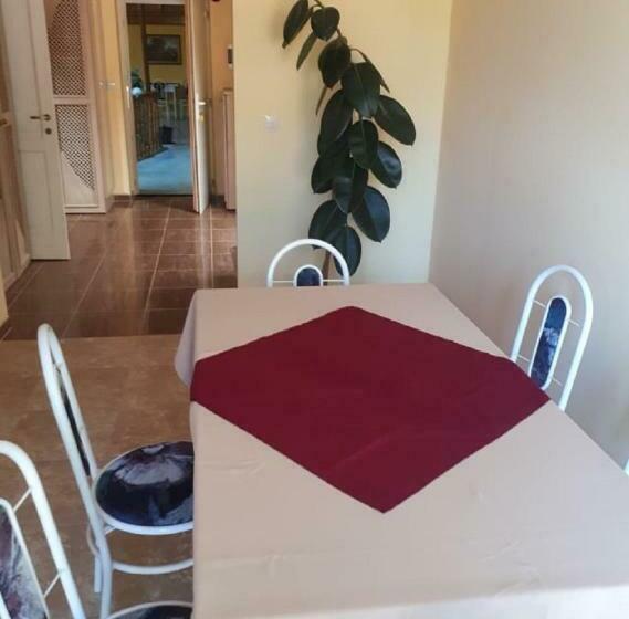 Семейный Номер, Tüttös Vendéghàz