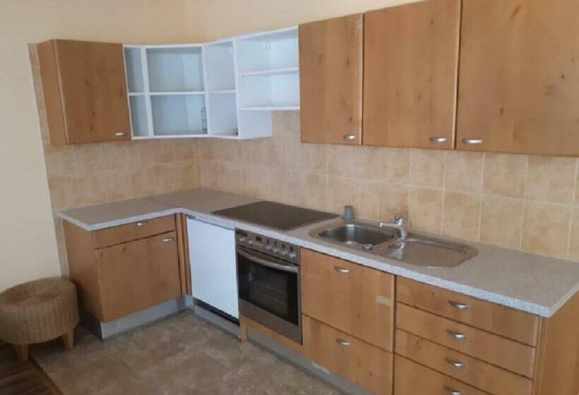 Семейный Номер, Tüttös Vendéghàz