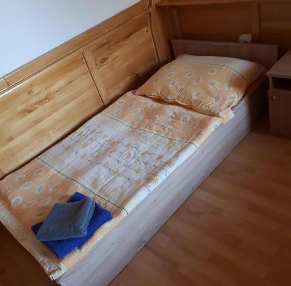 Номер Стандарт, Tüttös Vendéghàz