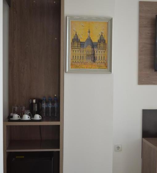 اتاق استاندارد سه نفره, Agremas