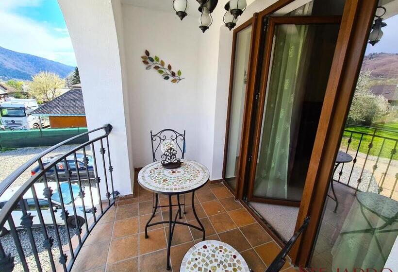 شقة غرفة واحدة, Stejarro Conac Moldovenesc