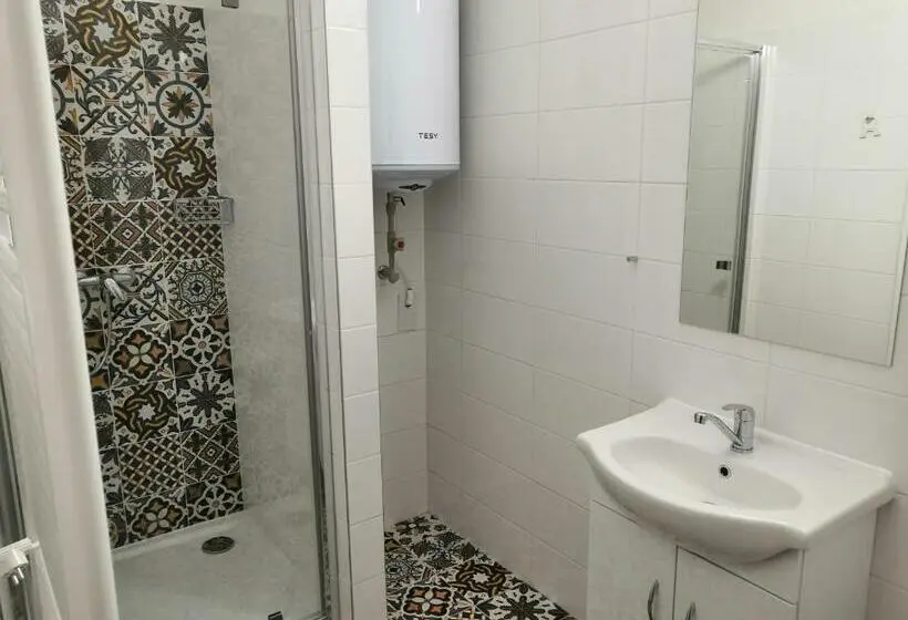 Comfort Kolmen Hengen Huone, Penzion Na Farmě