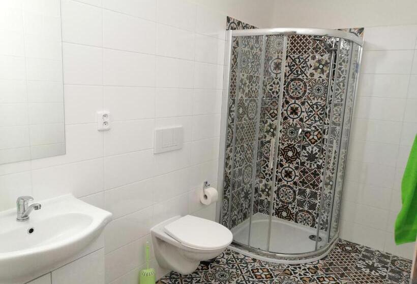 חדר סטנדרט לשלושה עם מרפסת, Penzion Na Farmě