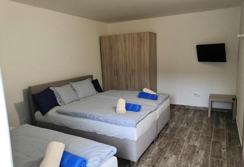 חדר סטנדרט לשלושה עם מרפסת, Penzion Na Farmě