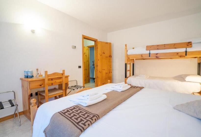 غرفة قياسية رباعية مزودة بشُرفة, Fior Di Roccia   Valmalenco   Hotel & Mountain Restaurant