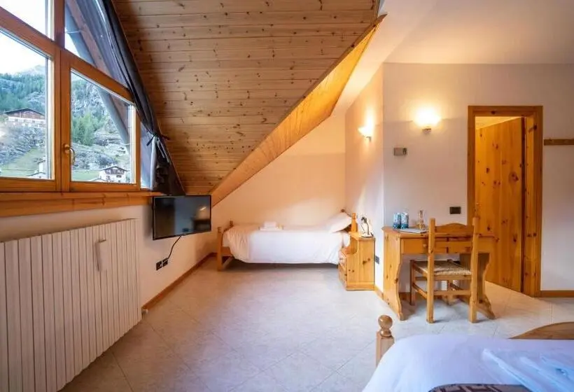 スタンダードトリプルルーム, Fior Di Roccia   Valmalenco   Hotel & Mountain Restaurant