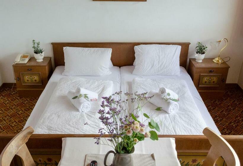 חדר סטנדרט, Mitten In Der Welt   Gh Roither