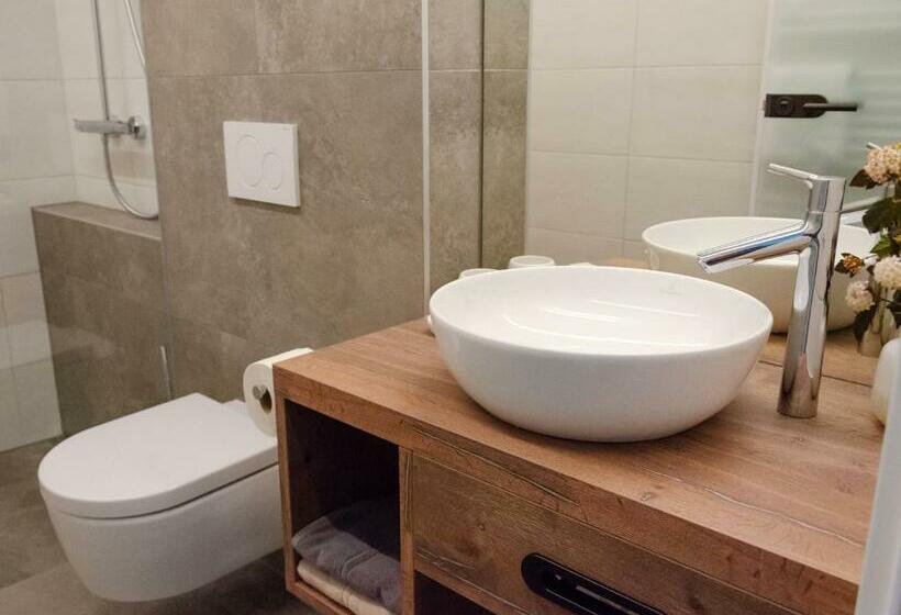 חדר סטנדרט, Mitten In Der Welt   Gh Roither