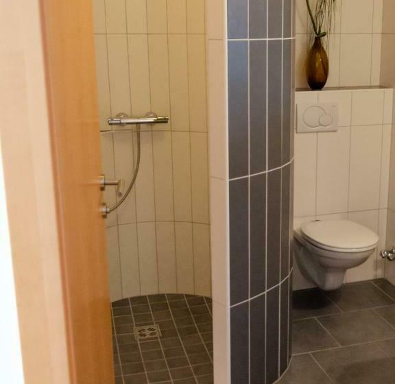 חדר סטודיו סטנדרד, Mitten In Der Welt   Gh Roither