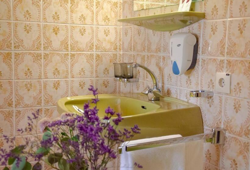 חדר סטנדרט, Mitten In Der Welt   Gh Roither