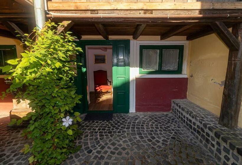 דירת שני חדרים, Flanderhof Manor