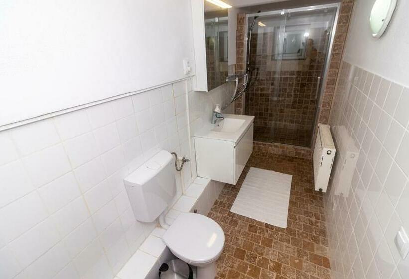 דירת שני חדרים, Flanderhof Manor