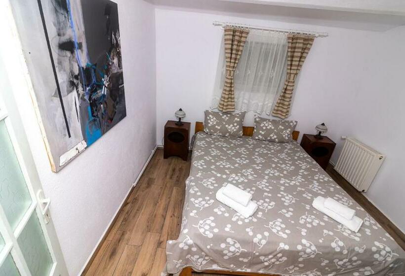 דירת שני חדרים, Flanderhof Manor