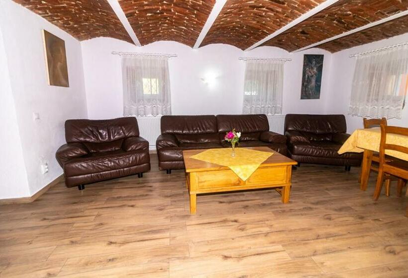 דירת שני חדרים, Flanderhof Manor