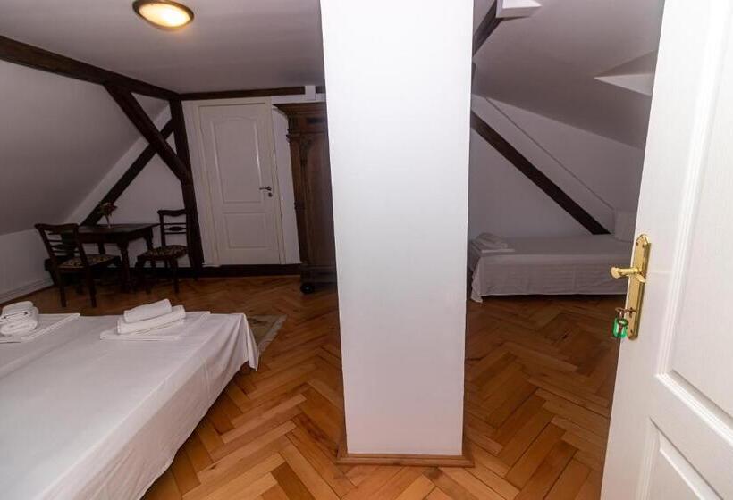 חדר קלאסי לארבעה, Flanderhof Manor