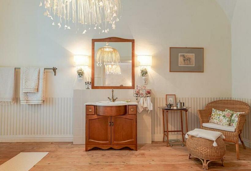 Номер Superior, Svastics Kúria