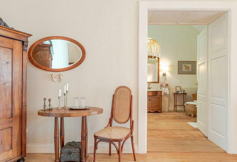 Номер Superior, Svastics Kúria