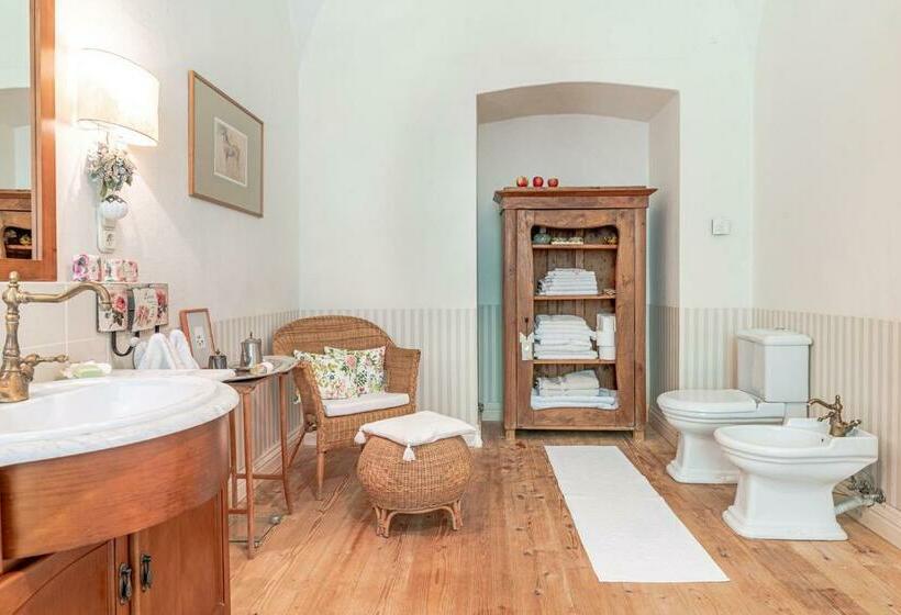 Номер Superior, Svastics Kúria