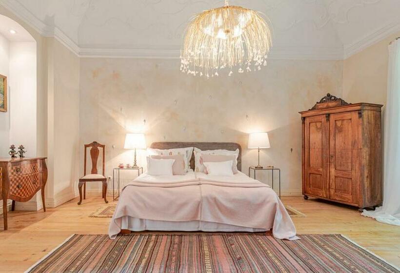 Номер Superior, Svastics Kúria