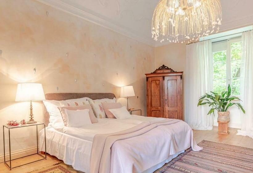 Номер Superior, Svastics Kúria