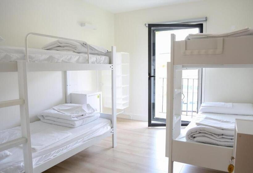 스탠다드 4인용 룸 공용 욕실, Aterpe Kanpezu Hostel