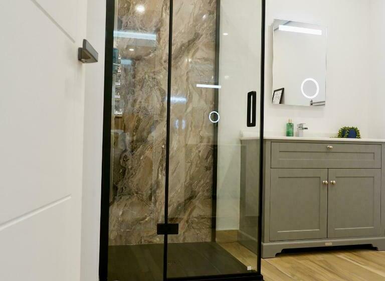 Номер Deluxe, The Wylies