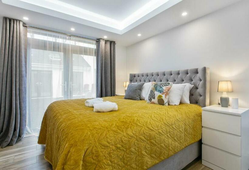 Номер Economy, The Wylies