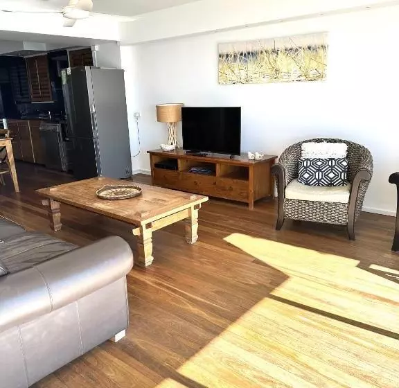 2 Bedroom Deluxe Apartment Sea View, Hillhaven Holiday Apartments